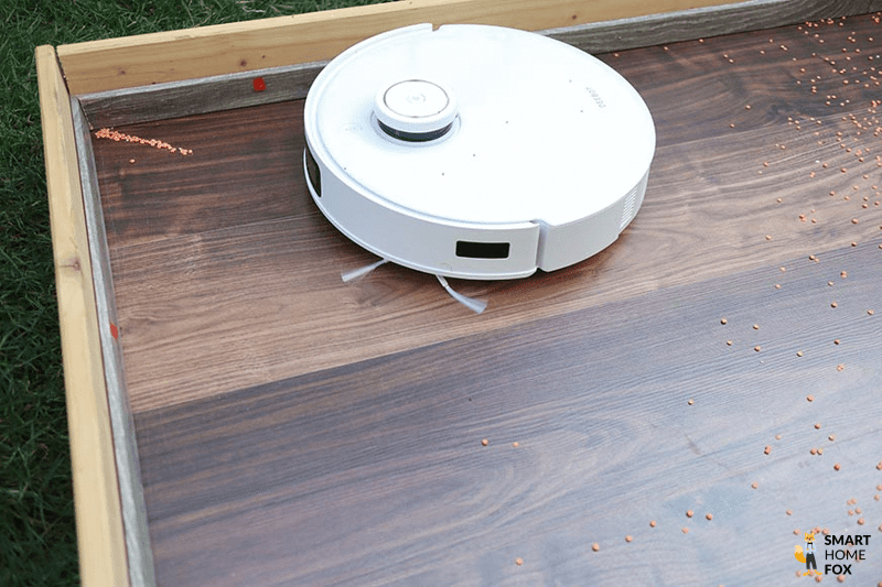 Ein Saugroboter reinigt in einer Ecke.